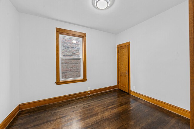 Building Photo - 915 W Newport Ave