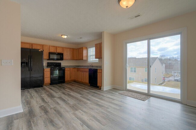 Building Photo - Oak Tree Townhome | 4 Bed, 4.5 Bath | Avai...