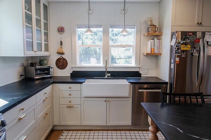 Building Photo - 647 Academy Rd