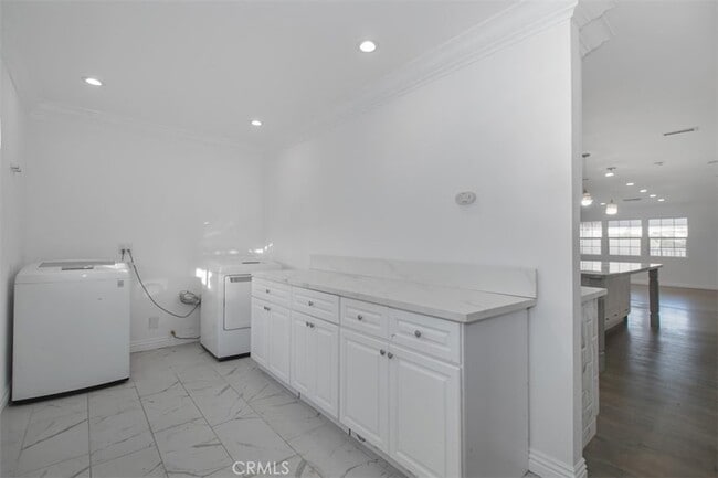 Building Photo - 6059 Vantage Ave