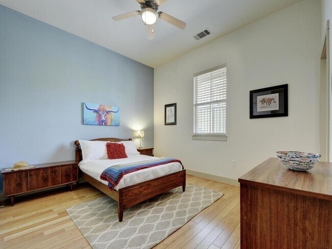Building Photo - 2520 Bluebonnet Ln
