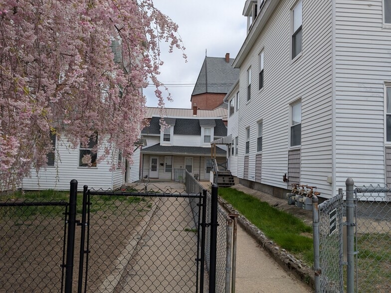 Building Photo - 260 Cedar St