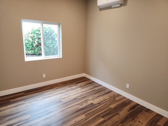 Building Photo - 1926 Broadway St