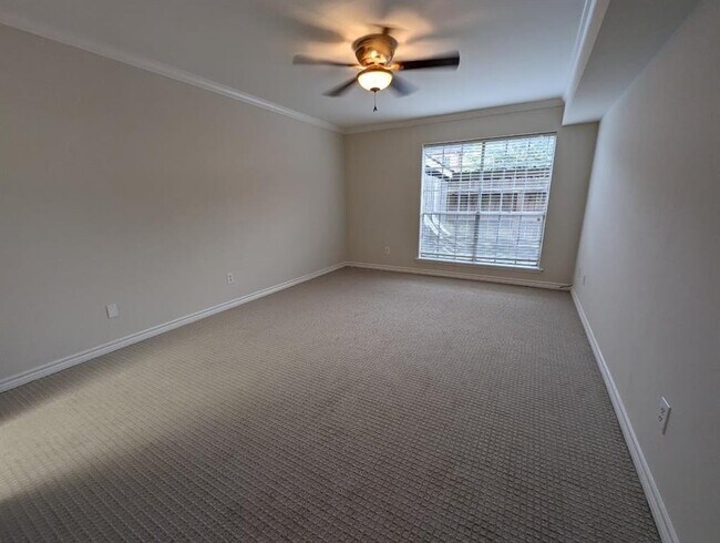 Building Photo - 355 N Post Oak Ln