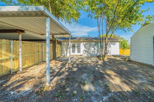 Building Photo - 802 Birchwood Dr