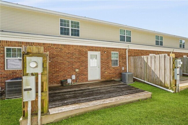 Building Photo - Spacious 3-Bedroom Townhouse in Prime Savannah Location, Move-in Special: FREE RENT for December!!