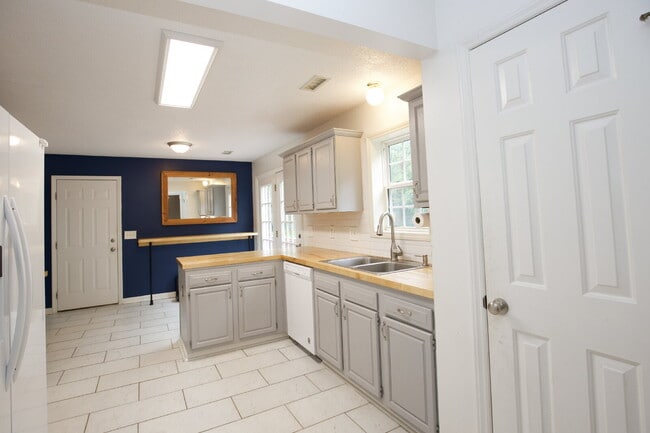Building Photo - Charming 3 Bedroom, 2,5 Bath home with hug...