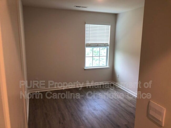 Building Photo - 5517 Carrington Ct