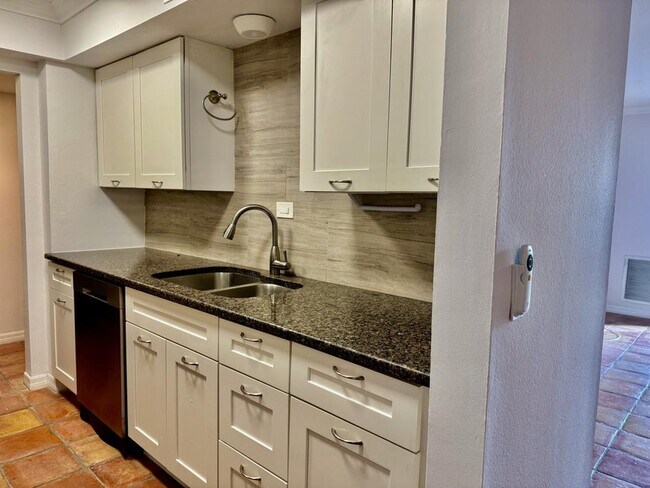 Building Photo - 1527 S Flagler Dr