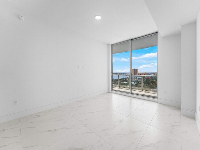 Building Photo - 220 Lake Shore Dr