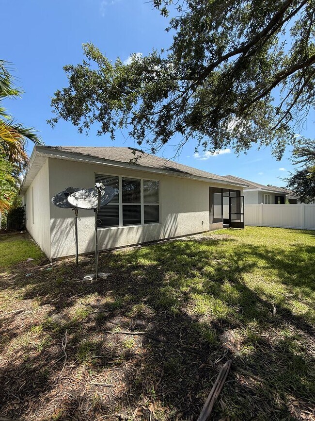 Building Photo - Come View This Amazing 3 Bed 2 Bath Single...