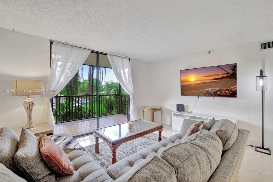 Building Photo - 900 NE 195th St