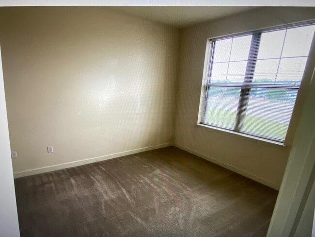 Building Photo - 4110 S Lake Dr