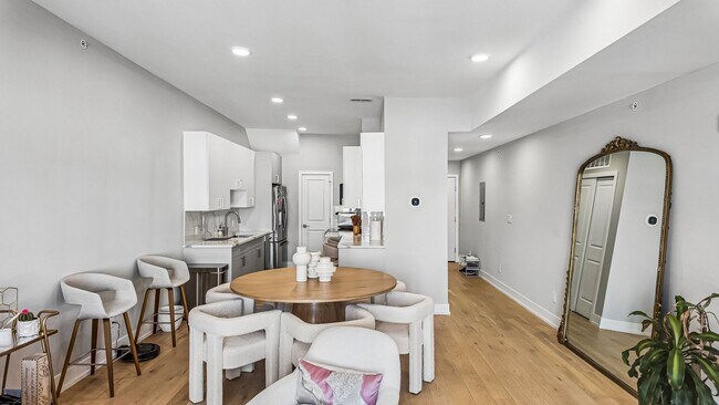 Building Photo - Luxury Fishtown Apartment With Parking!