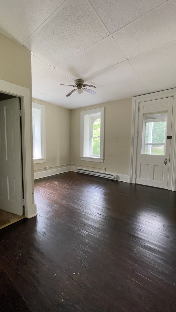 Building Photo - Historic, Upstairs One Bedroom Apartment