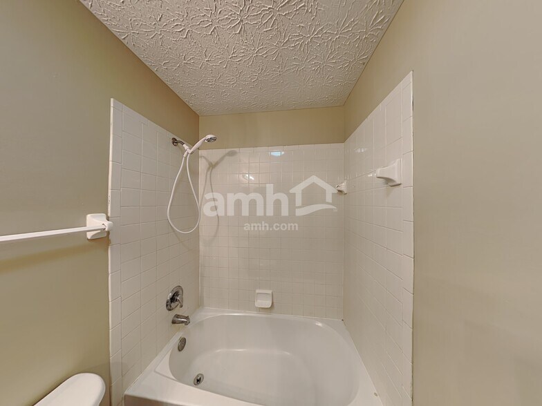 Building Photo - 472 Greenhill Dr