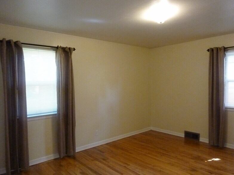 Building Photo - 825 E 35th Ave