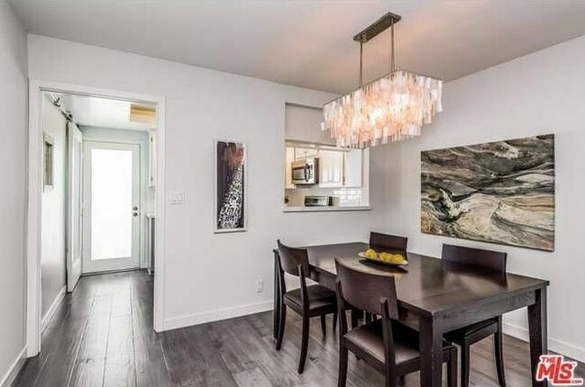 Dining area - 1606 S Barrington Ave
