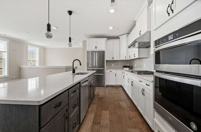 Building Photo - Luxury Townhome with Elevator and Rooftop Terrace