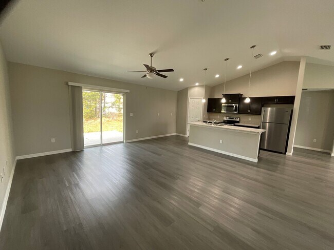 Building Photo - Custom Home - Desirable SE Ocala Neighborhood 3/2/2 **Won't Last**