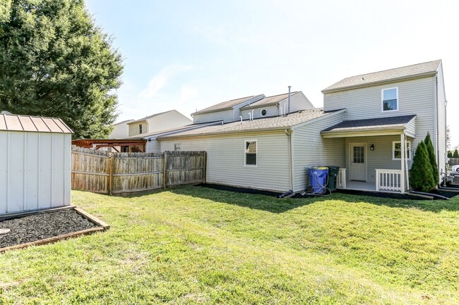 Building Photo - Three bedroom two bathroom end unit townhouse