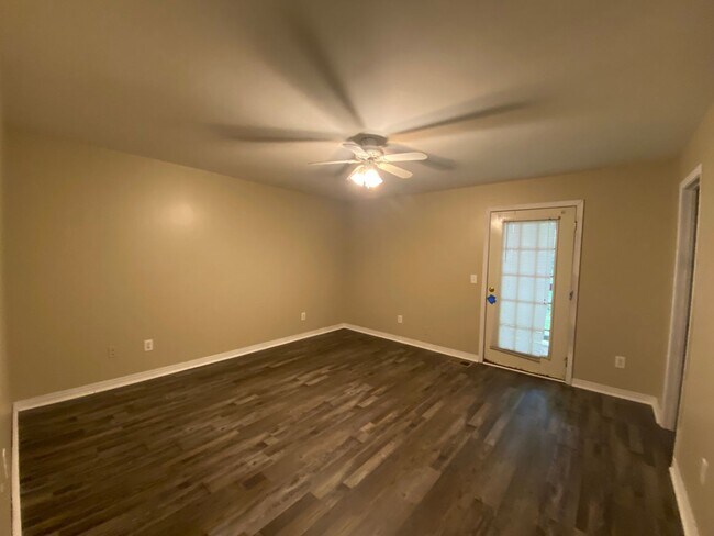 Building Photo - Renovated One Level 2 Bedroom / 2 Bathroom condo in Hermitage!