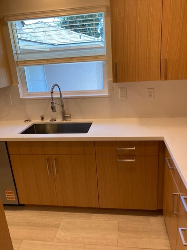 Building Photo - JUST REMODELED - 3 BEDROOM 1 BATH HOME IN ...