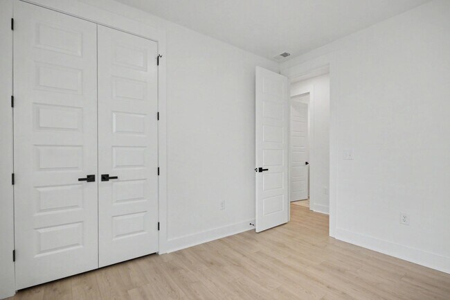 Building Photo - 3084 Claredon St