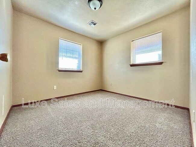 Building Photo - 605 Moraine Ave