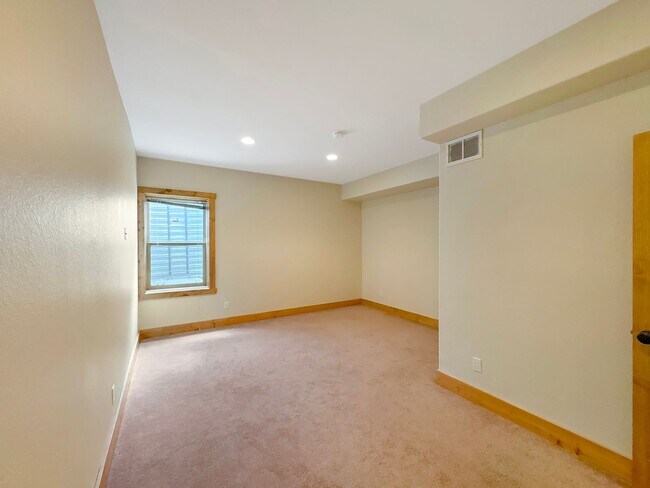 Building Photo - 600 Edgewood Rd