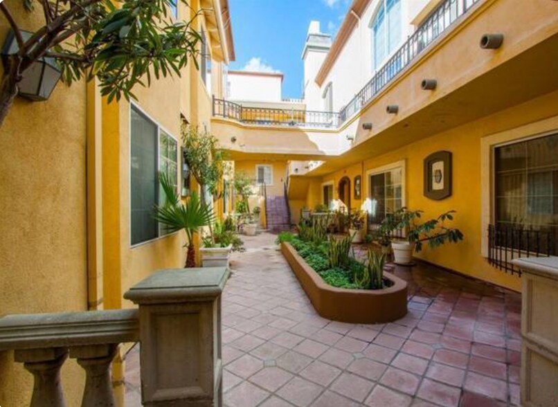 Building Photo - 7033 La Tijera Blvd