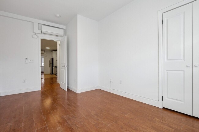 Building Photo - 76 Hutton St