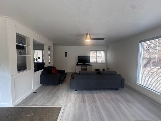 Building Photo - Charming, Fully Furnished 4 Bedroom House in Quiet Neighborhood- Pet Friendly!