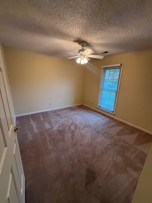 Building Photo - 8142 Creekside Cir S