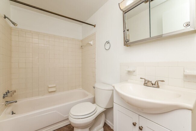 Building Photo - 3611-3625 Charlotte Dr