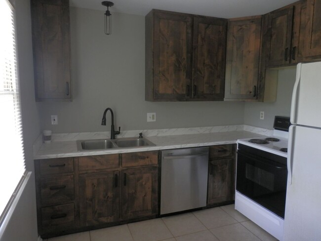 Building Photo - Great 2 Bedroom Duplex In SW Columbia!