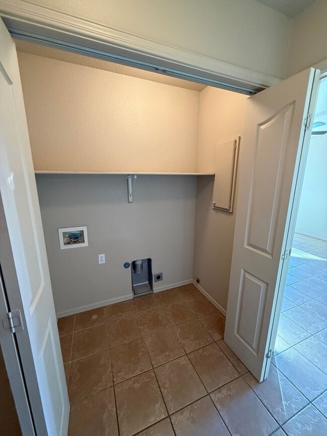 Building Photo - 4 Bedroom, 2 Bathroom House Available Now!