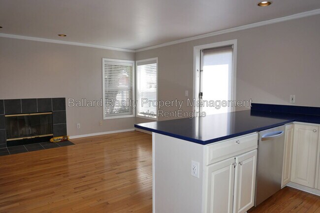 Building Photo - 3216 14th Ave W