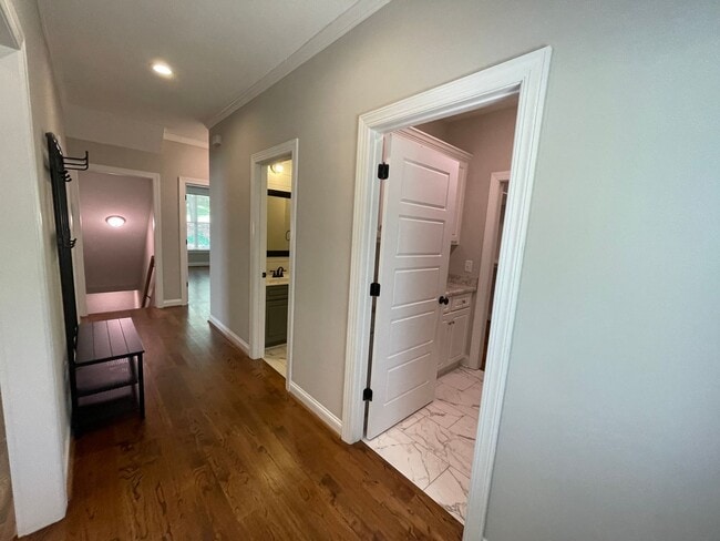 Building Photo - Amazing 5 Bedroom Craftsman-Style Home in Martinez!