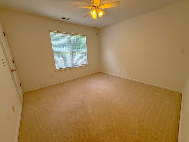 Building Photo - Spacious 2 bedroom 2.5 bath townhome