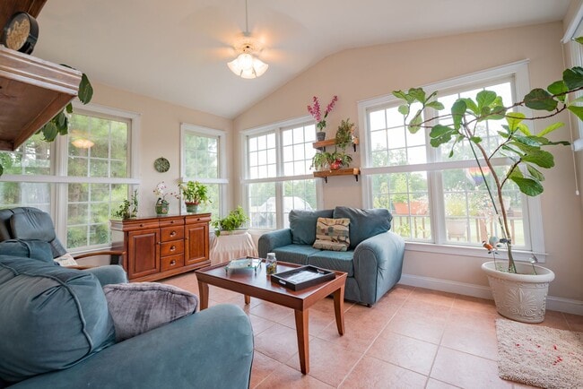 Building Photo - Gorgeous and Spacious 4 Bedroom home, Golf Course Views, Premium Finishes, Pet Friendly!