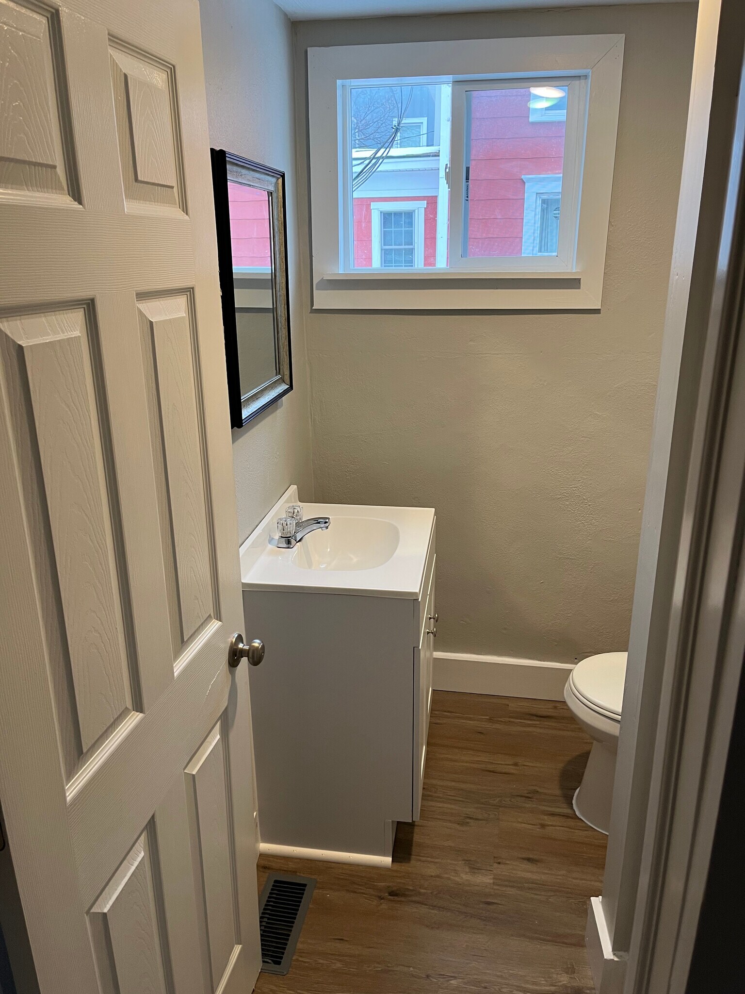 Building Photo - 106 N Main St