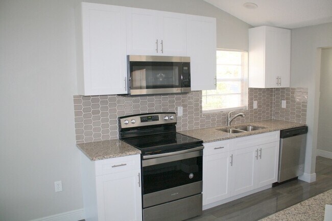 Building Photo - Beautifully updated over size 2 bed 2 bath 1 car garage home!