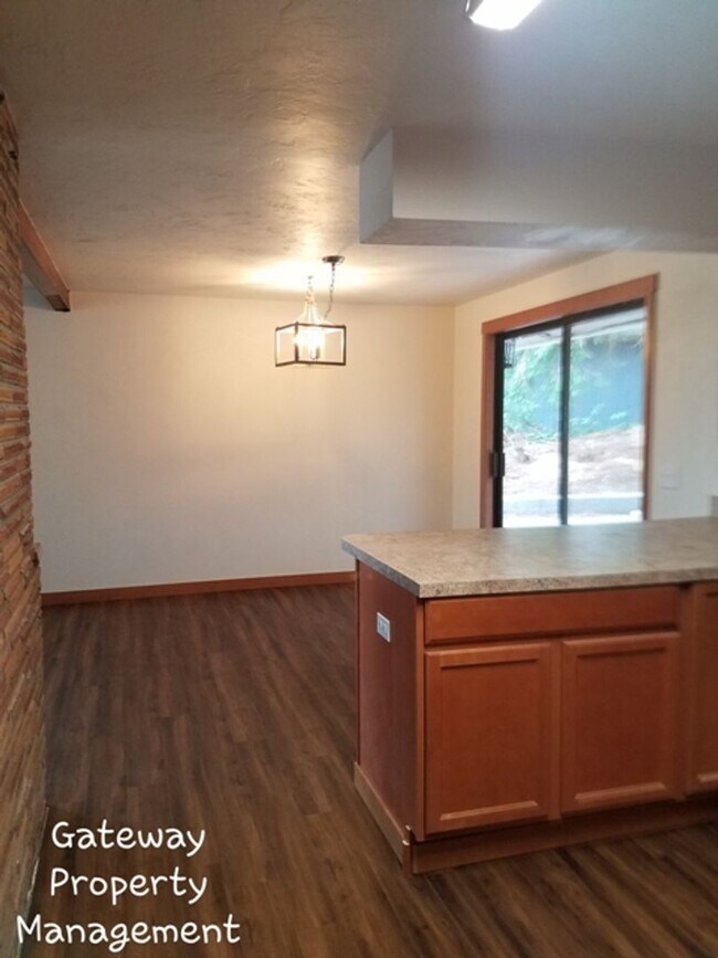 Building Photo - 3 Bedroom in town with a view!