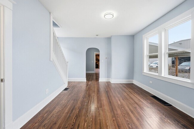 Building Photo - Three Bedroom Home in Hamilton!