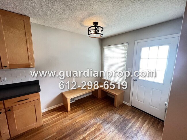 Building Photo - Mendota Heights Rambler Available Septembe...