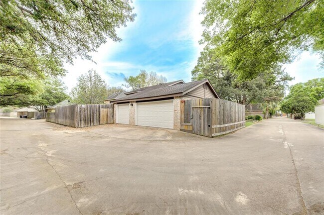 Building Photo - 15754 Walkwood Dr