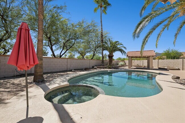 Building Photo - SPARKLING PRIVATE POOL, BEAUTIFUL HOME, UNBEATABLE LOCATION!