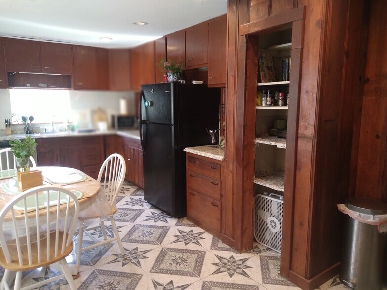 Building Photo - 569 W Broadway