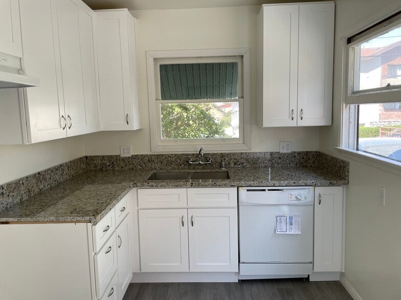 kitchen - 10016 Pinewood Ave
